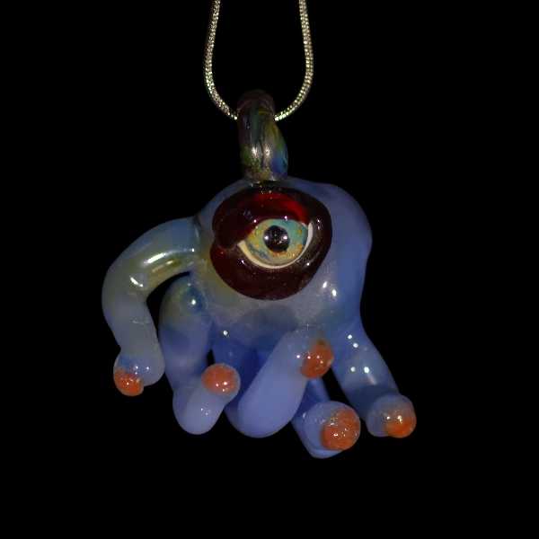 pendentif figurine main monstre