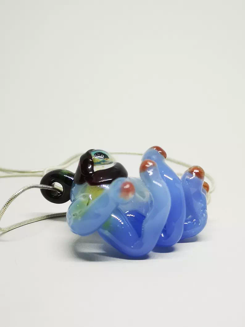 pendentif figurine main monstre