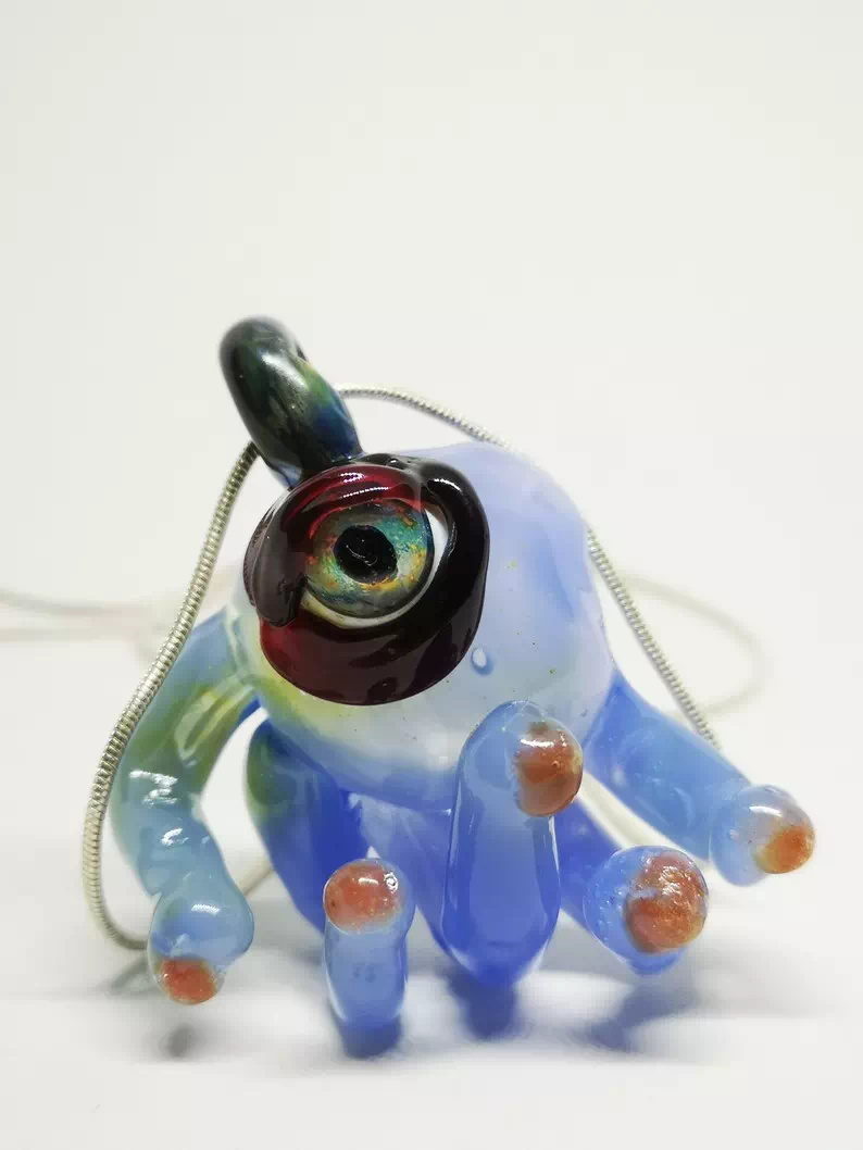 pendentif figurine main monstre
