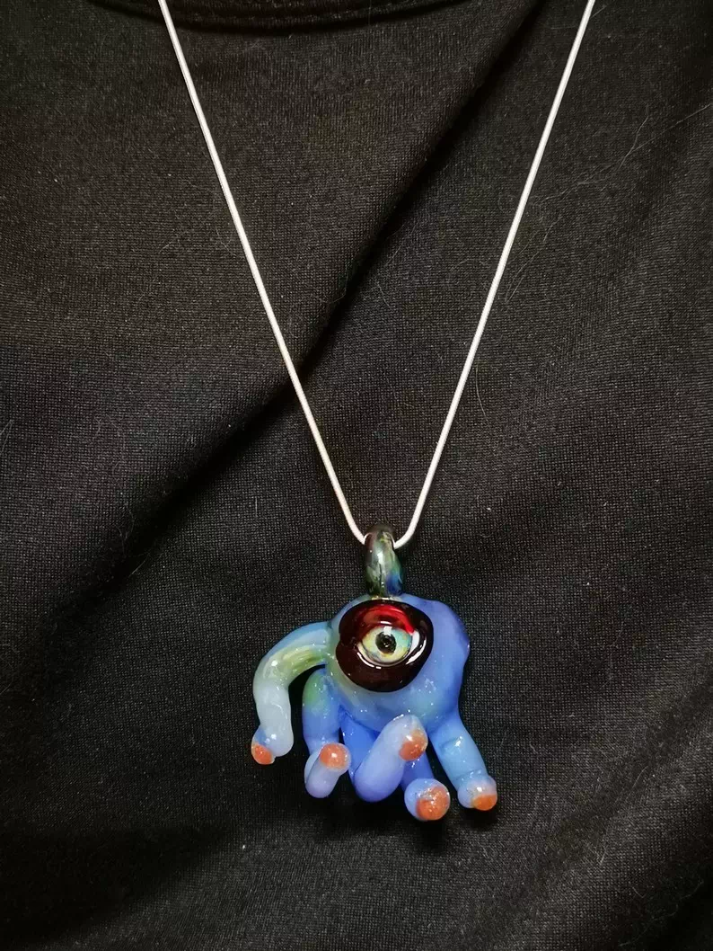 pendentif figurine main monstre