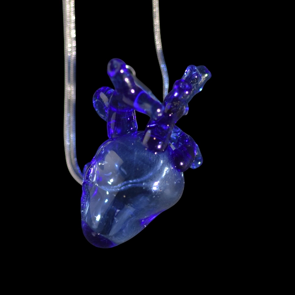 Pendentif en verre soufflé fait main - coeur bleu