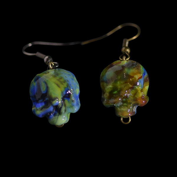 Boucles d'oreilles en verre crâne vert fusion